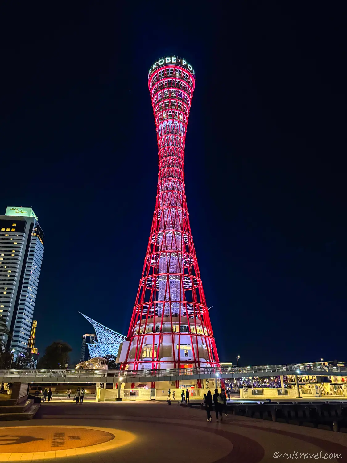 神戸ポートタワーを縦構図で収めた一枚。