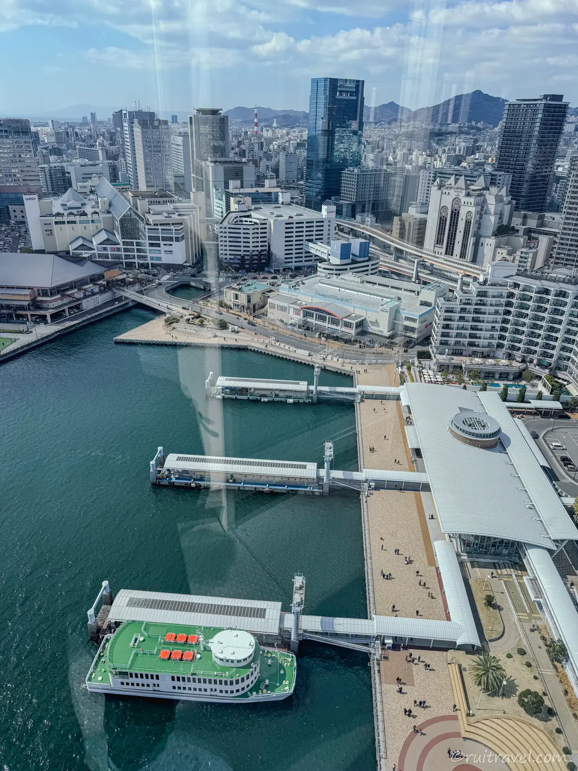 右手には市街の建物が連なり、視線を落とすとクルーズ船が静かに停泊していた。