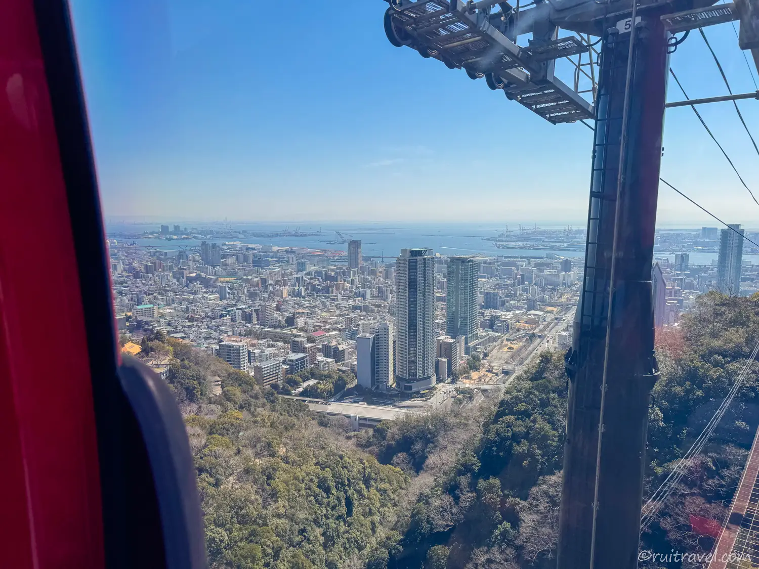 眼下には神戸の街、遠くには海。