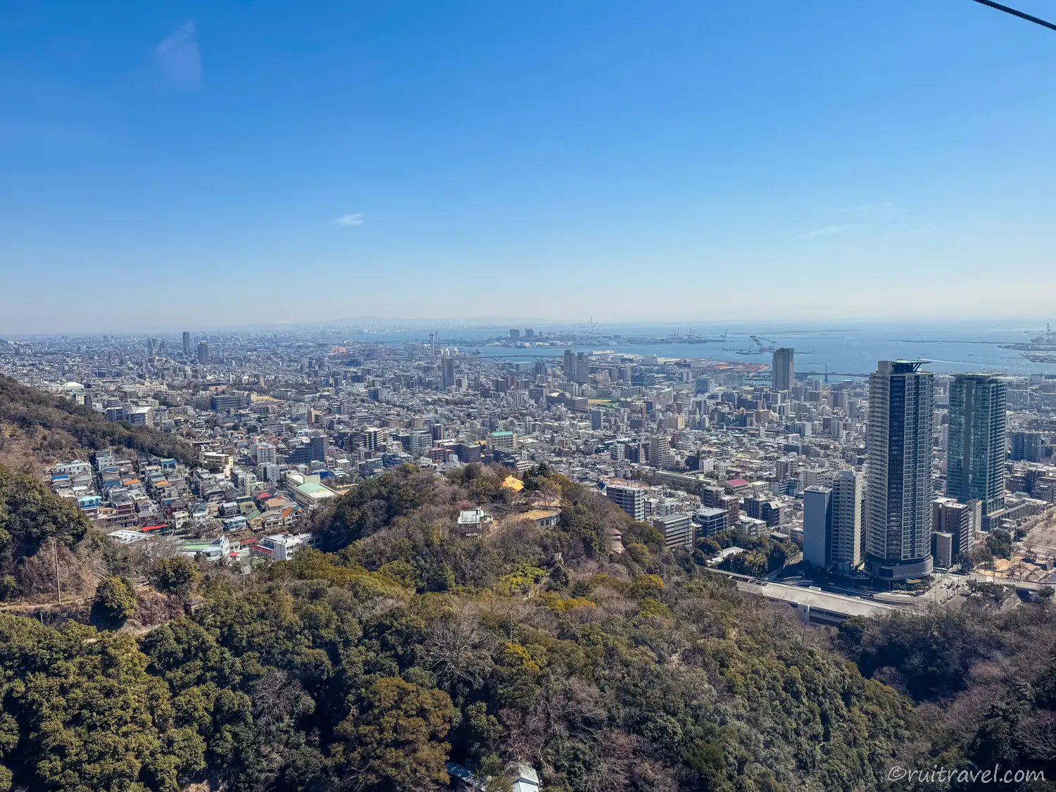山と海に挟まれた特徴的な地形も、上空からならはっきりと確認できた。