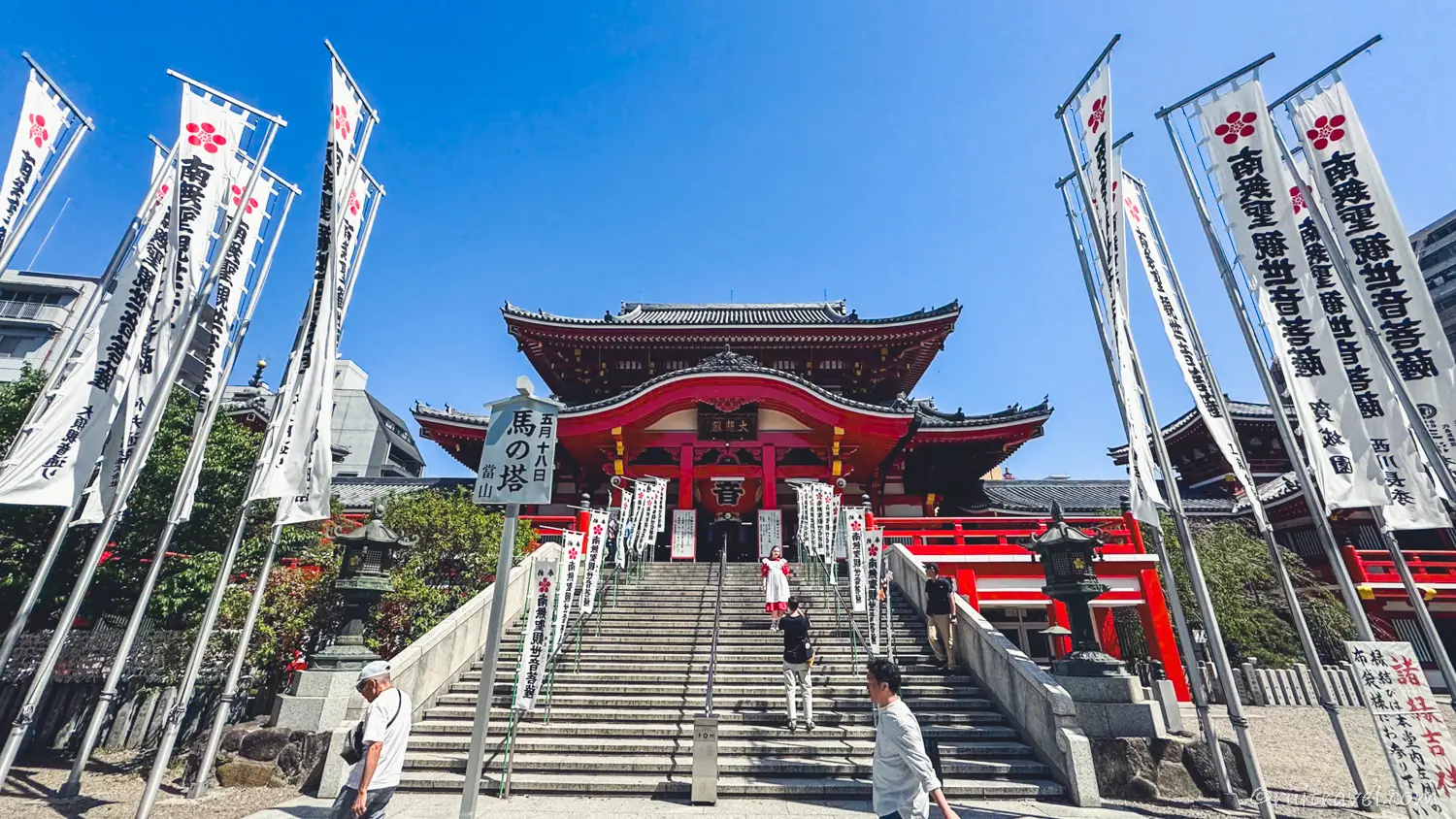 赤い本堂に誘われて。名古屋・大須観音を歩く