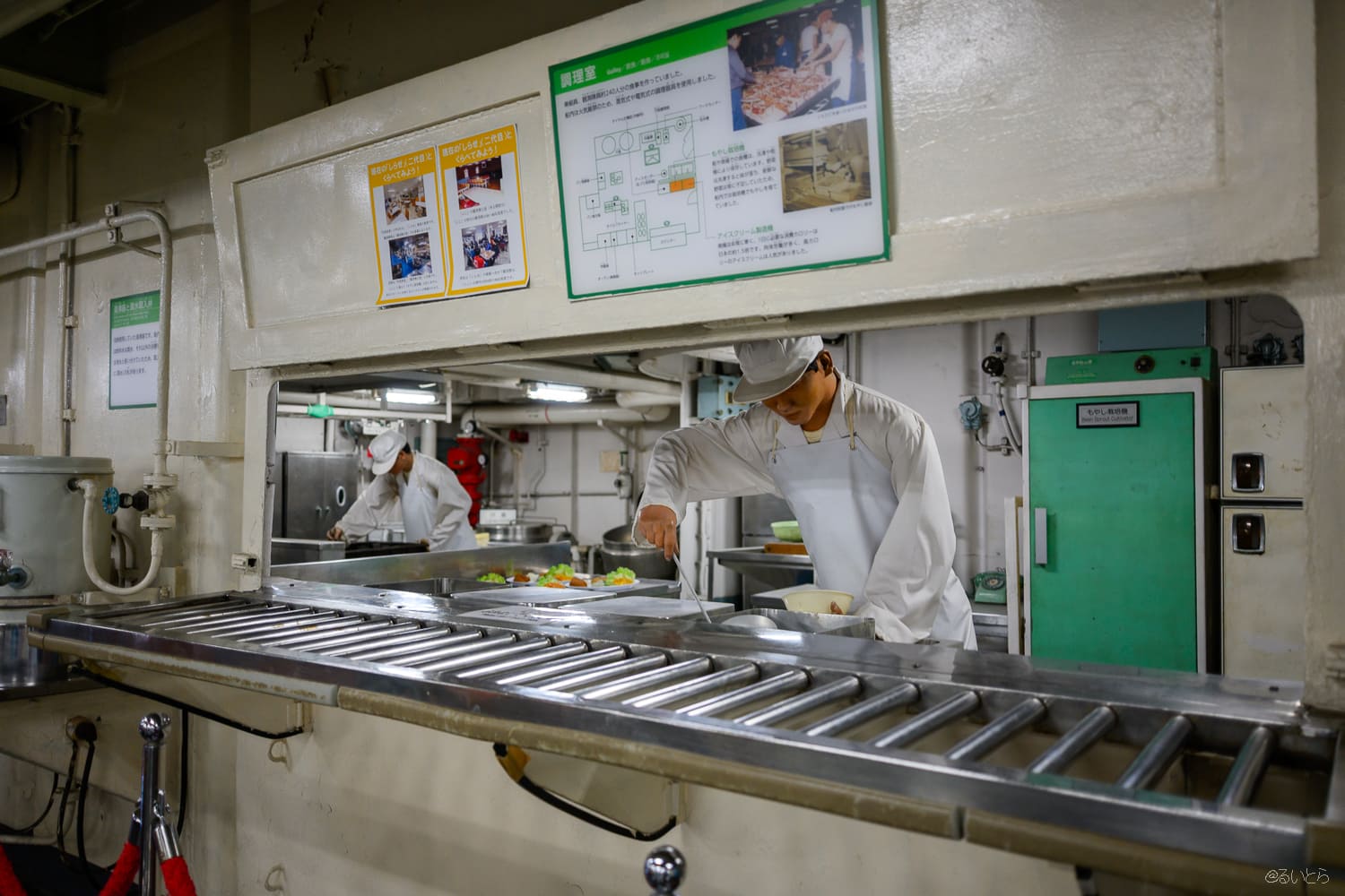 当時の姿を再現した船内の生活空間