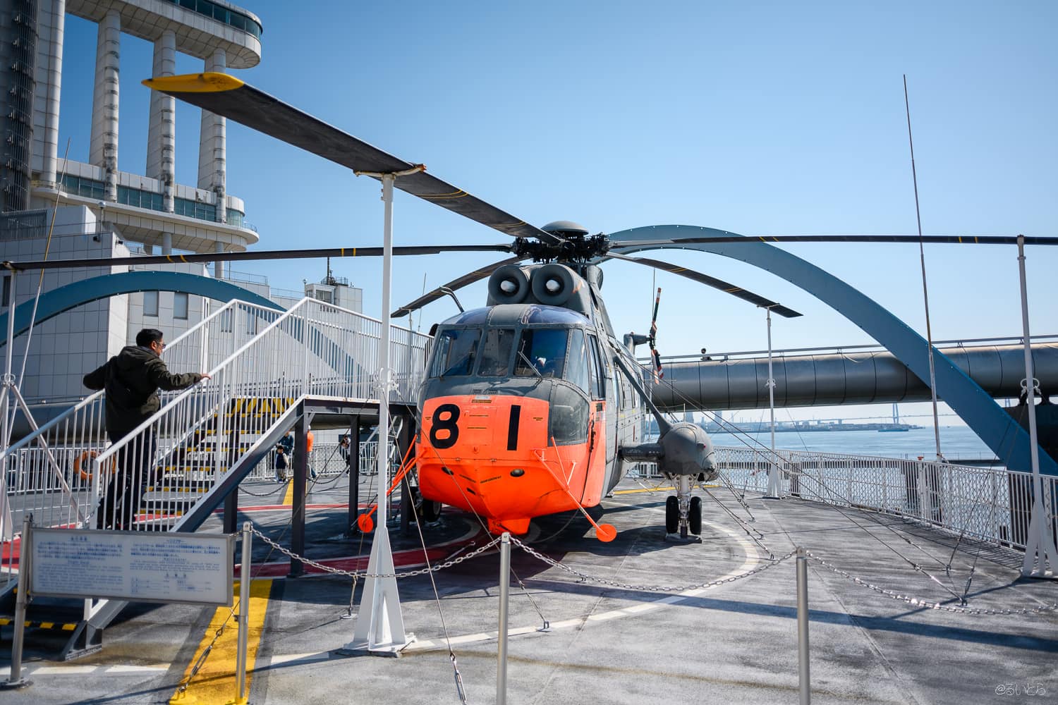 甲板上のヘリコプター
