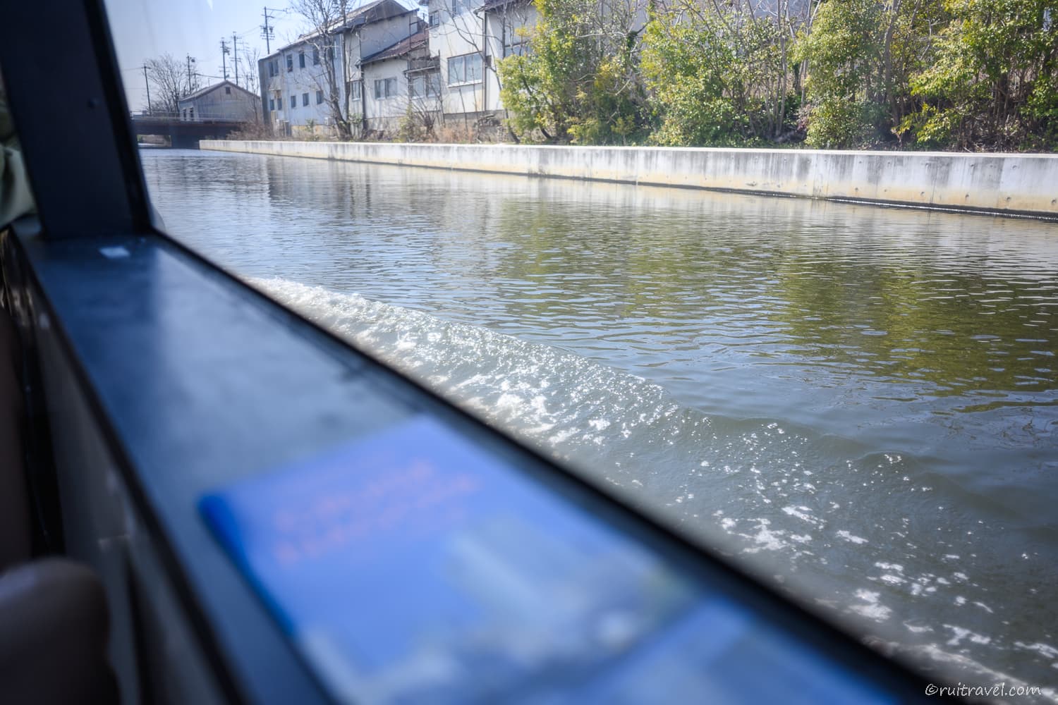 船がゆっくりと動き出す